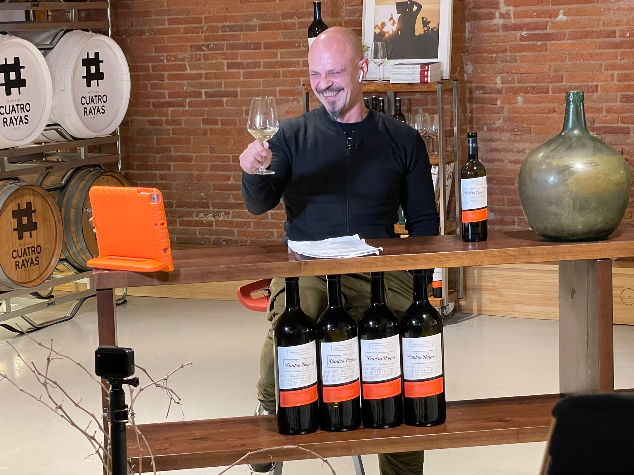 The writer César Pérez Gellida and Cuatro Rayas join forces with ‘Nocturnidad y Vendimiosía’ to talk about wine and culture