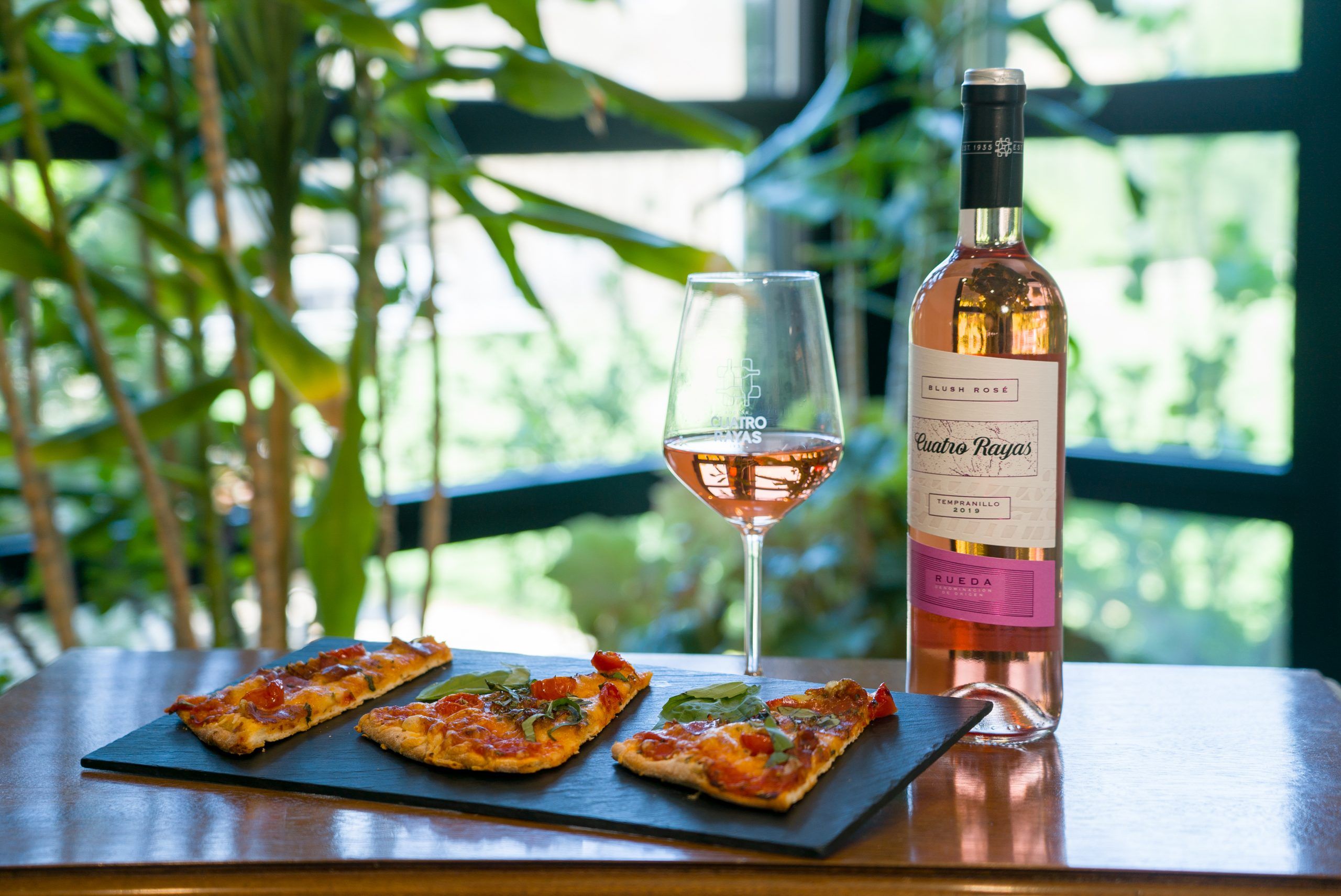 Serrano ham and fresh tomato pizza with Cuatro Rayas Blush Rosé