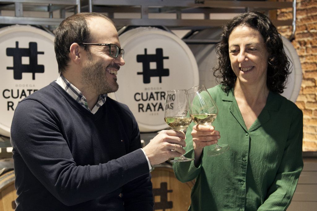 Roberto L. Tello and Elena M. Oyagüe, winemakers at Bodega Cuatro Rayas, toast with Cuarenta Vendimias Verdejo (93 points and "Best Buy" in 'Wine Enthusiast').
